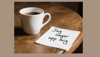 En kopp kaffe står på ett bord bredvid ett anteckningsblock. På blocket står orden: ”Jag säger upp mig”