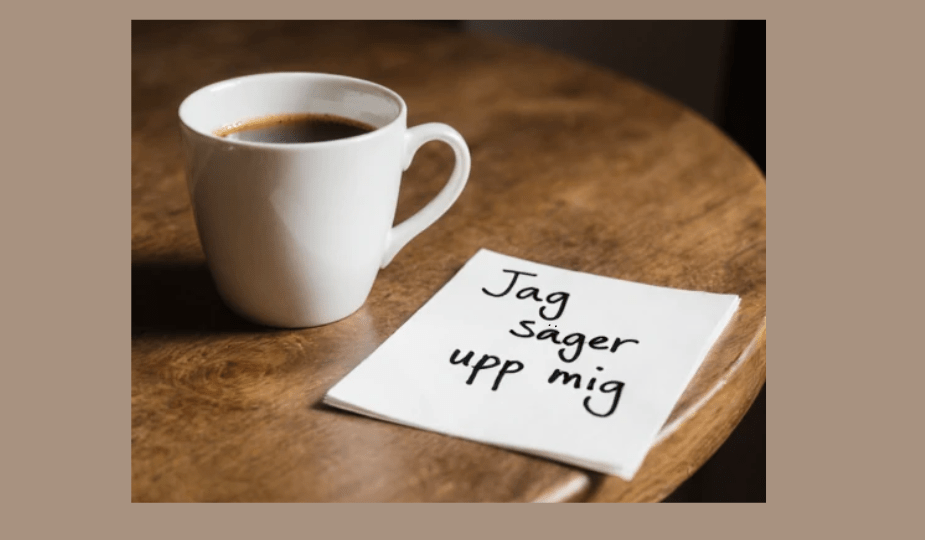 En kopp kaffe står på ett bord bredvid ett anteckningsblock. På blocket står orden: ”Jag säger upp mig”
